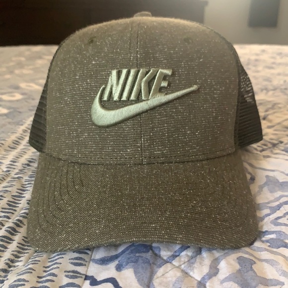 Nike men’s SnapBack trucker hat- never worn